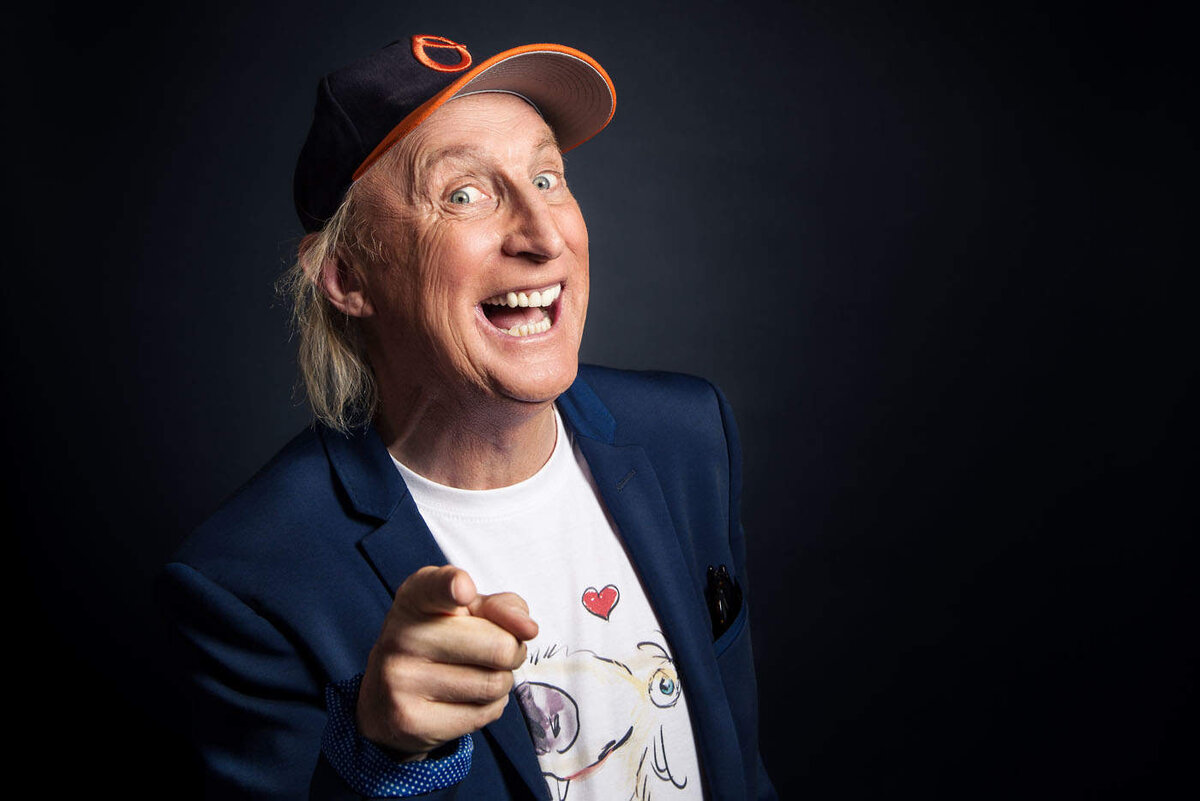 Otto Waalkes lacht und zeigt in die Kamera