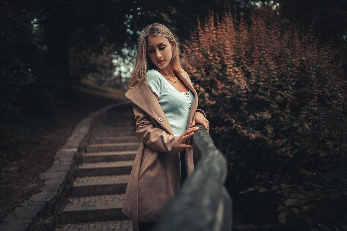 Frau im Mantel auf einer Treppe im Herbst, Portrait in Bad Nauheim